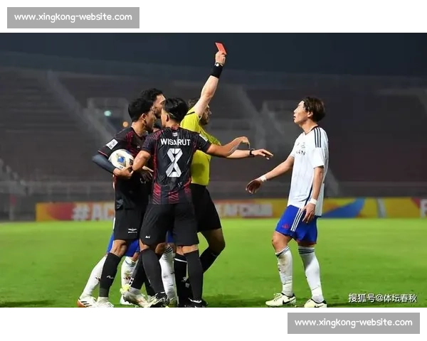 意外！横滨水手球员场上情绪失控，裁判果断出牌